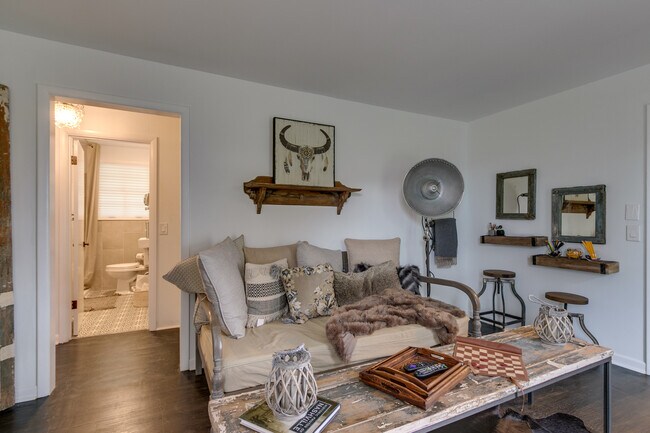 Photo - 101 Carnavon Pky Unidad B