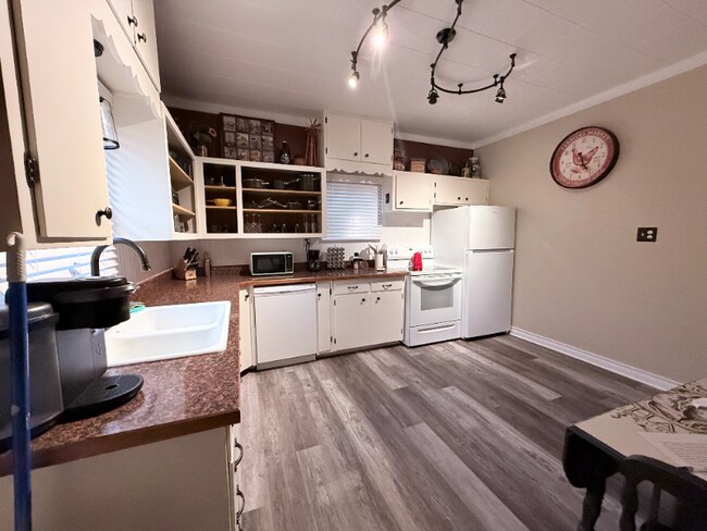 Photo - 105 3rd Ave W