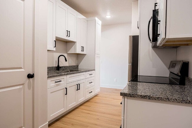 Photo - "Charming 2-Bed, 2-Bath Apartment in a brand new townhome at Lavista Hillside Charm in Cedar City... Unidad 1