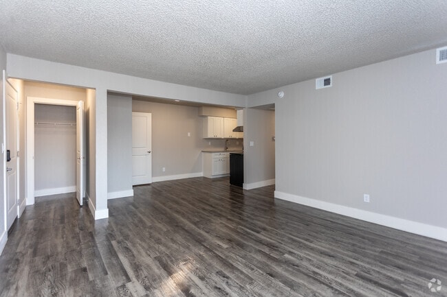 2BR, 2BA - 960SF