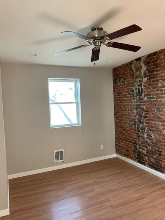 Building Photo - Charming Beautiful One Bedroom Apartment Unit 2nd Floor