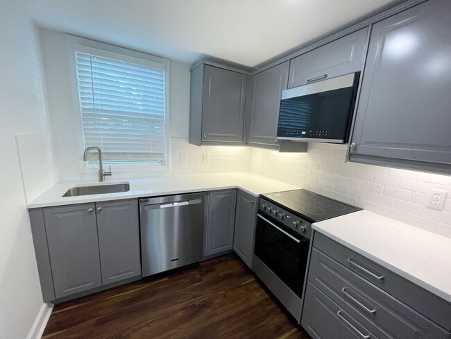 Building Photo - Newly Renovated 1 bedroom Unit 810 A Florence St