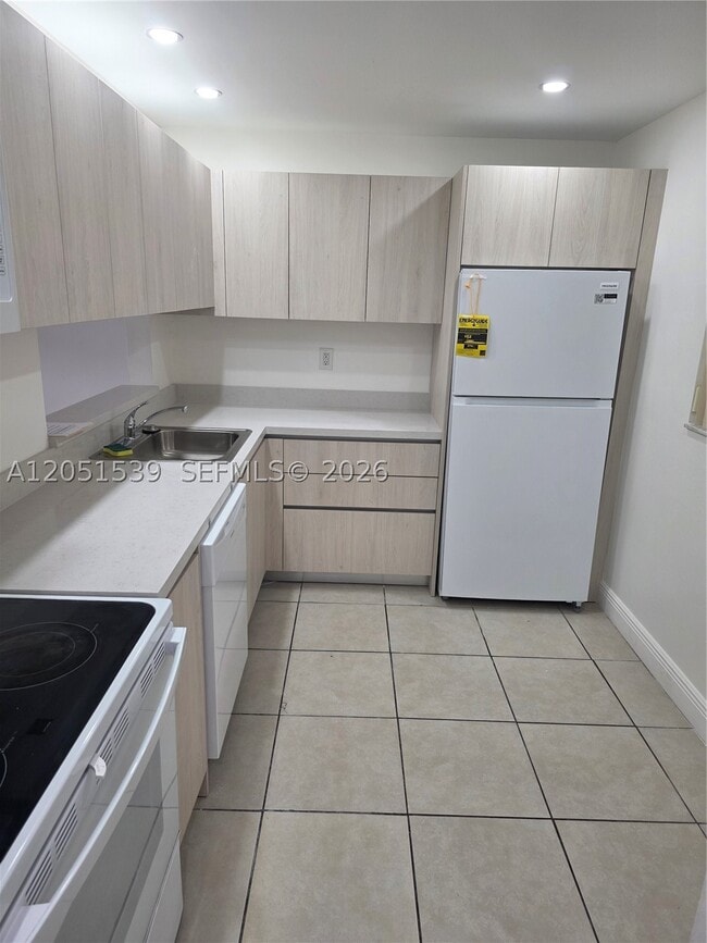 Building Photo - 8025 SW 107th Ave Unit 202