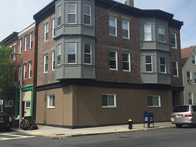 Building Photo - 241 Maverick St Unit 2