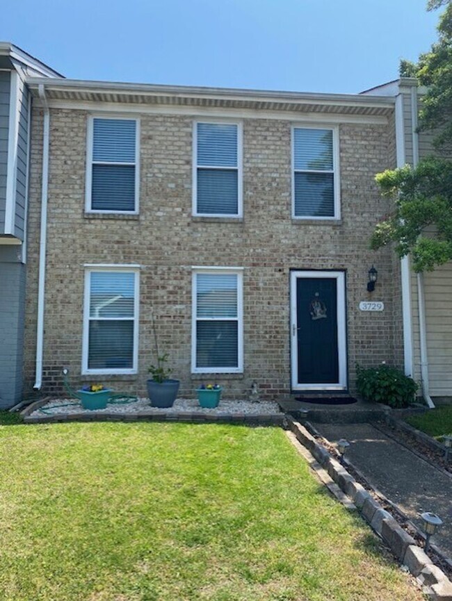 Building Photo - Spacious Townhouse