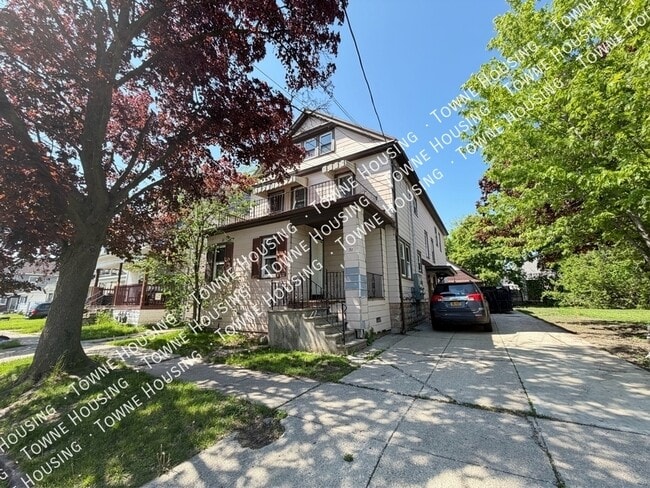 Building Photo - 37 Holmes St Unit Back Upper