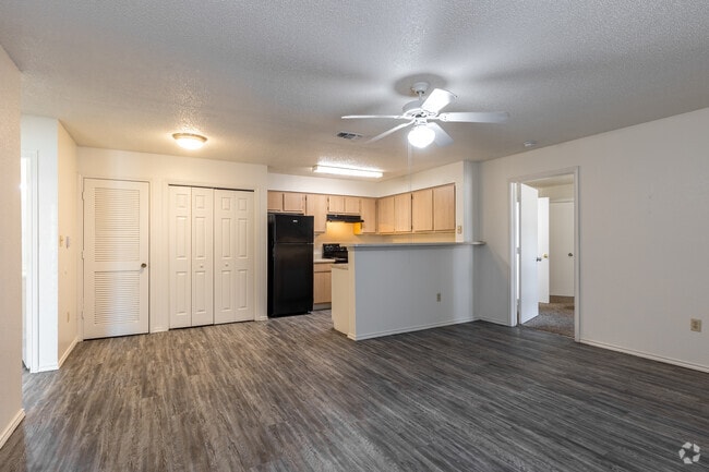 2BR, 2BA - 905SF - Living Room