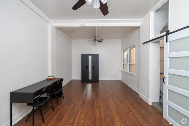 Studio - 700SF