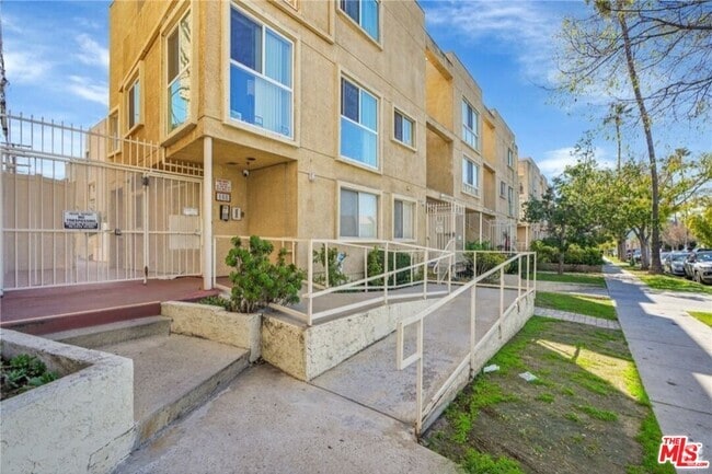Building Photo - 108 W Maple St Unit 7 Rental