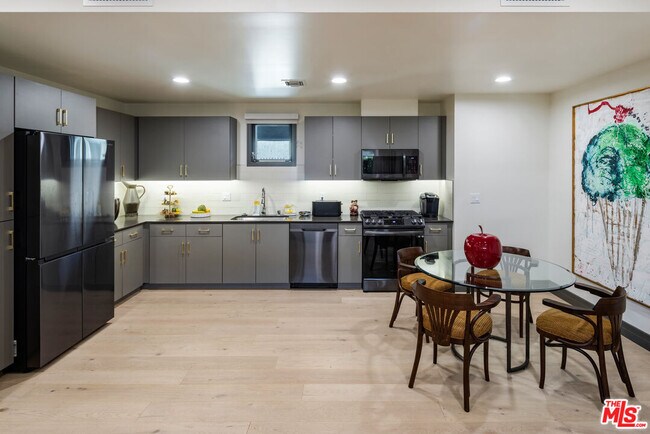 Photo - 118 Orlando Ave Unit 202