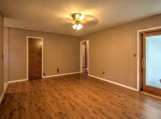 Photo - 3 bed 2 Bath, 2 car garage!