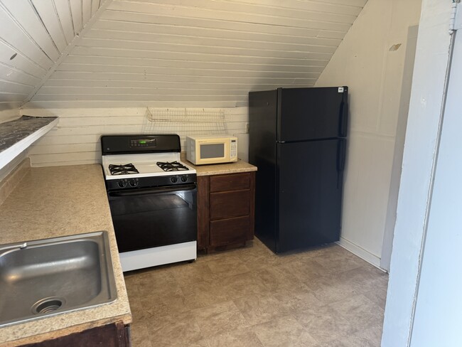 Building Photo - 907 Rood Ave