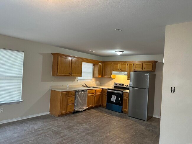 Photo - 800 E Bridges Ave