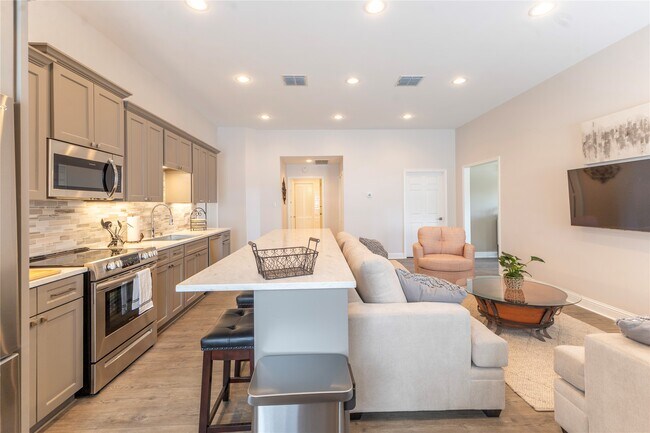 Photo - 400 E Mill St