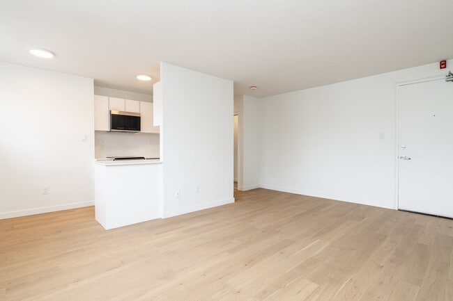 Building Photo - 1420 Kingston Rd Unit 201