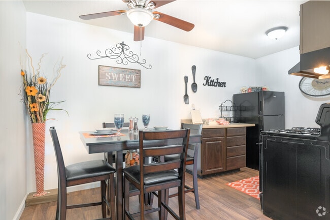 2BR, 1BA - 750SF