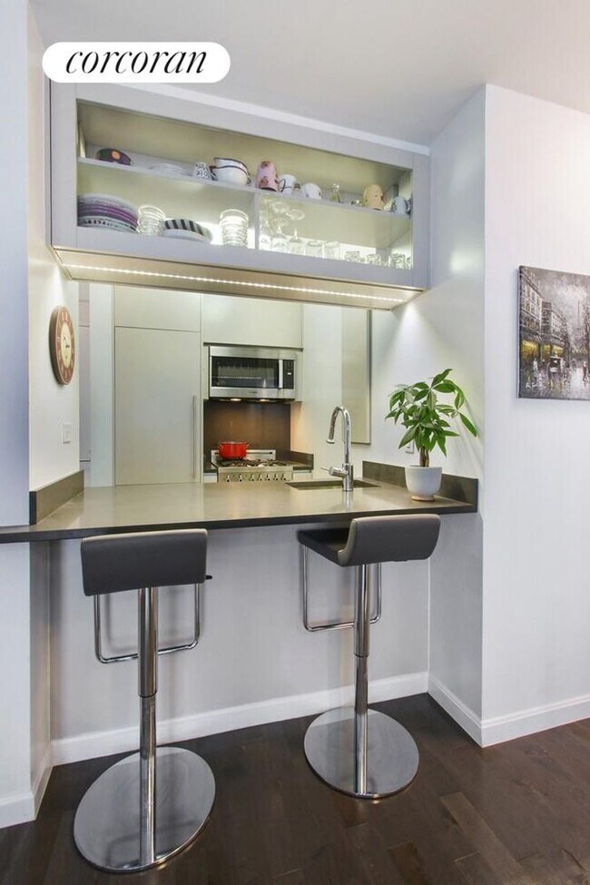 Photo - 45 E 25th St