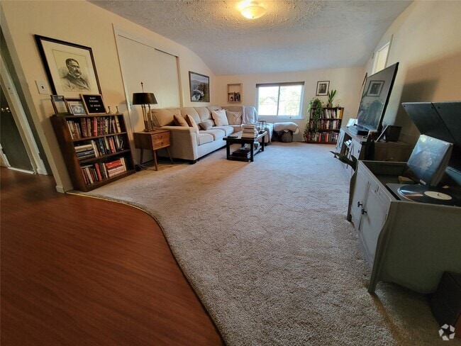 Building Photo - 34 Cayuga Ave Rental