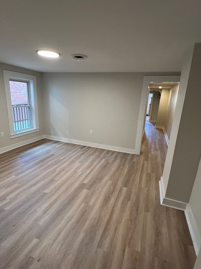 Spacious Living Room - 419 N Market St Unidad Apt A