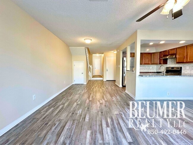 Building Photo - Townhome located minutes from beaches and NAS