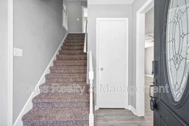 Photo - 830 Iris Ln