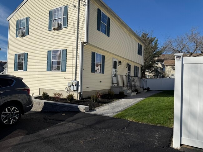 Building Photo - 86 Central St