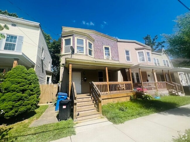 Building Photo - Single Family Home w/ HUGE Yard
