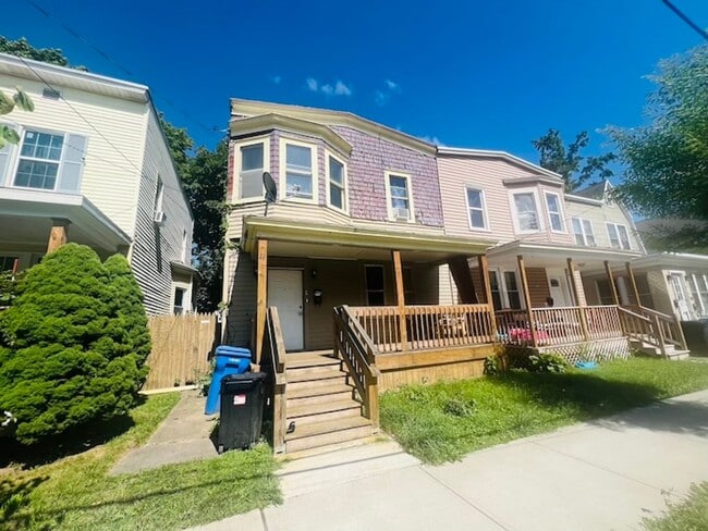 Single Family Home w/ HUGE Yard - Single Family Home w/ HUGE Yard