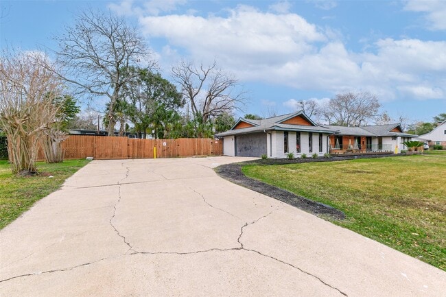 Photo - 7810 Nairn St