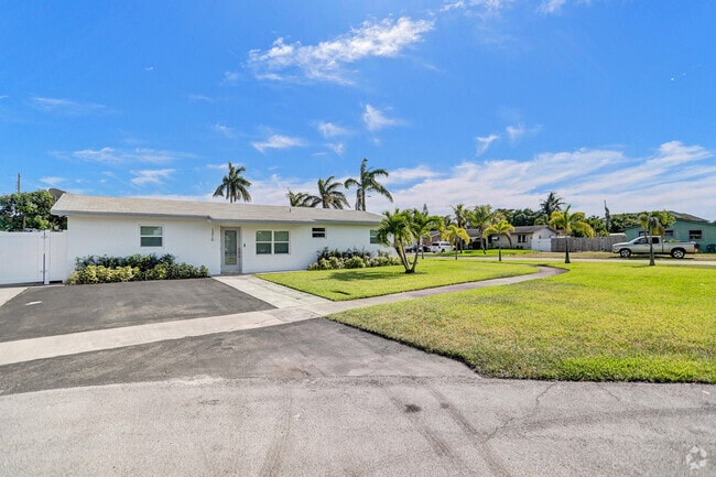 Building Photo - 1210 SW 10th Terrace Rental