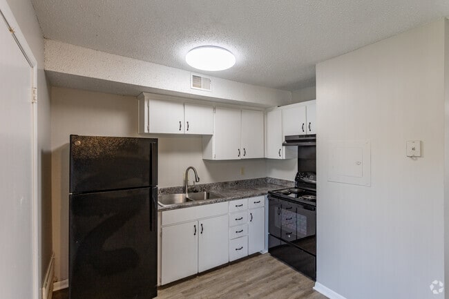 2BR, 1.5BA - Cumberland - 1,045SF - Kitchen - Forest Park