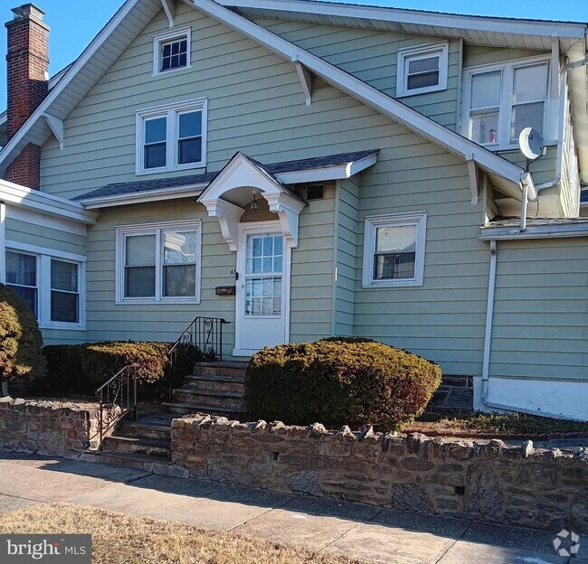 Building Photo - 1002 Pembroke Ave Rental