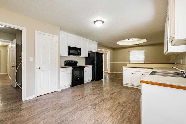 Photo - 1570 Canberra Dr