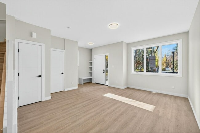 Photo - 10920-10130 130 St NW Unit Upper 3