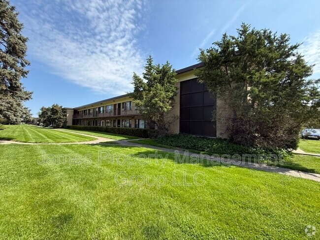 Building Photo - 39 King Arthur Ct Unit #10 Rental