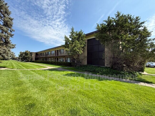Photo - 39 King Arthur Ct Unidad #10 Rental