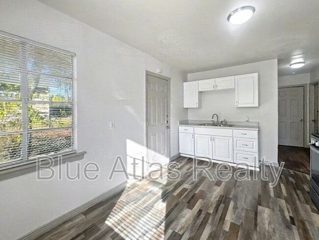 Photo - 5207 Spruce St