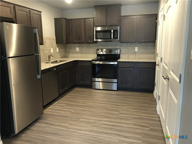 1818 Castroville Trl
