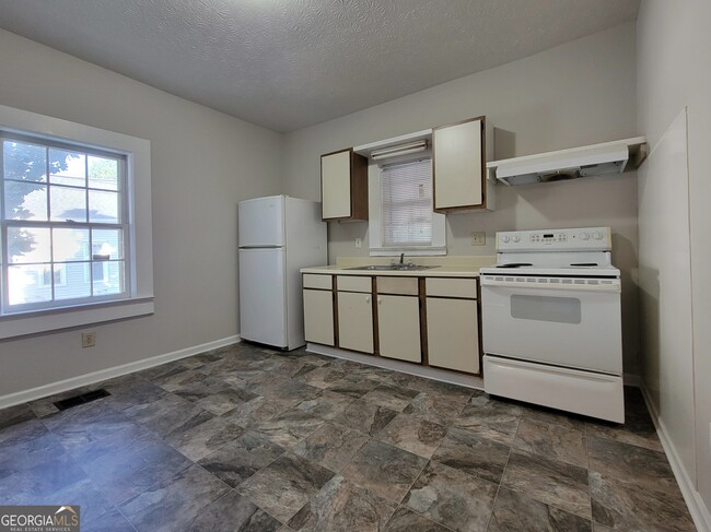 Photo - 160 N Broad St Unidad B