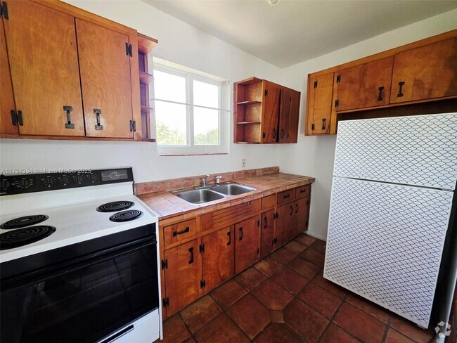 Building Photo - 524 Hampton Rd Unit 1/2 Rental