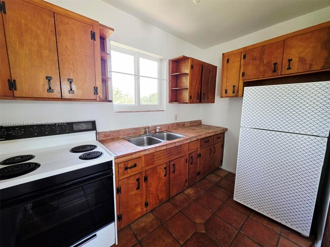 Building Photo - 524 Hampton Rd Unit 1/2 Rental