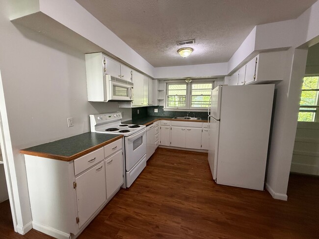 Photo - Charming 3 Bedroom 1 Bath Home AVAILABLE NOW!!
