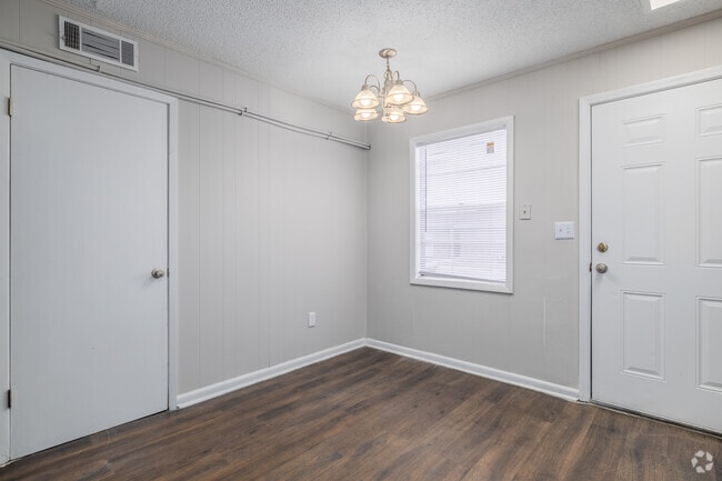 2BR, 1BA - 888SF - Dining Room - Crescent Ridge Apartments