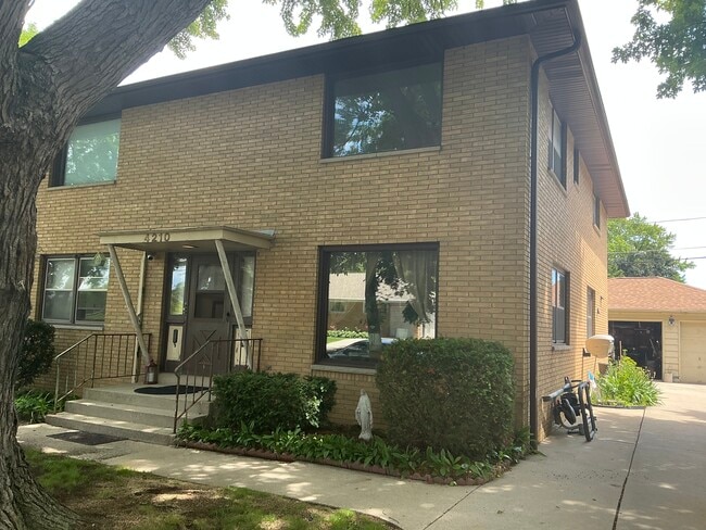 Building Photo - 4210 S 22nd St Unit Apt 1