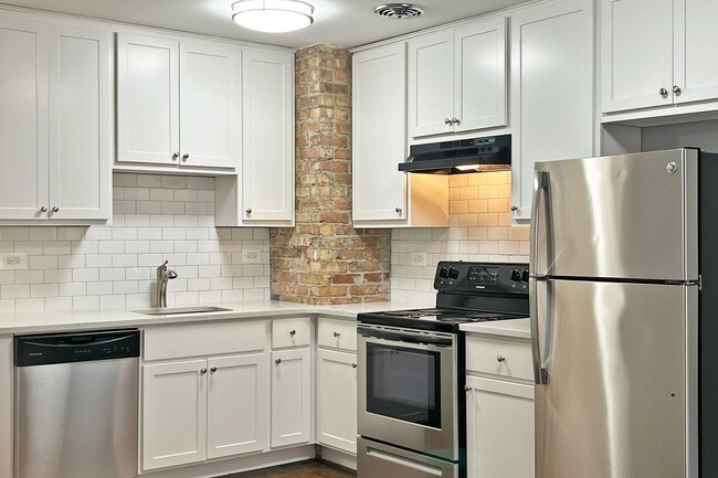 A2/A4/A6/B3/B5 - 421 S. Lombard Ave.