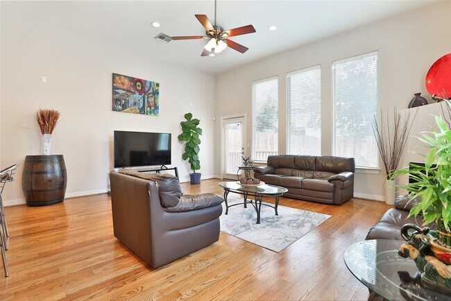 Photo - 826 E 29th St