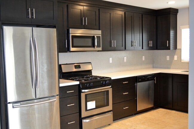 Building Photo - Gorgeous 2/2 with Assigned Parking! In Uni... Unit 4 Rental