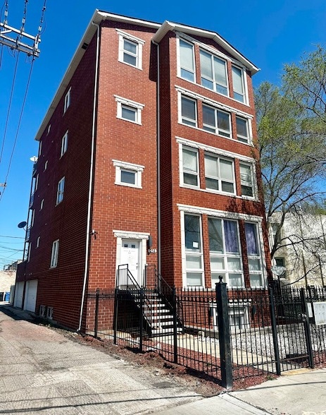 Building Photo - 214 E 37th St Unit 3