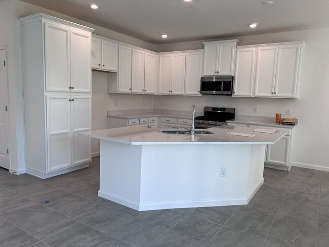 Photo - Spacious 4-Bedroom Home with 3 Full Baths in Apollo Beach, FL - Must See!