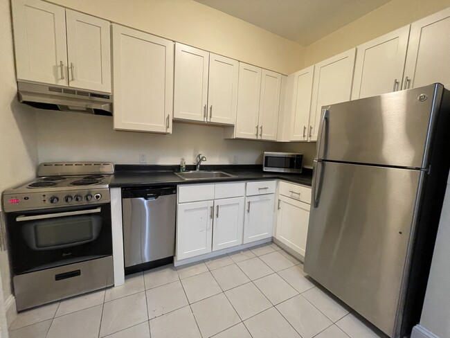 Building Photo - 181 Winthrop Rd Unit 3